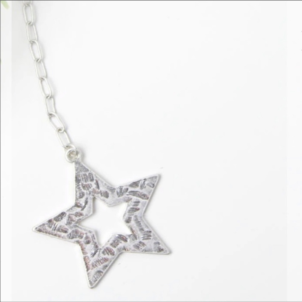 Women’s fashion necklace